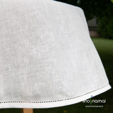 Apvalios (ovalios) pieno baltumo lininės staltiesės kraštelis mereškuotas viena eilute