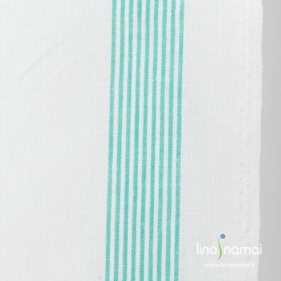 Puslininis rankšluostinis audinys žaliomis juostelėmis ryškiai baltame fone