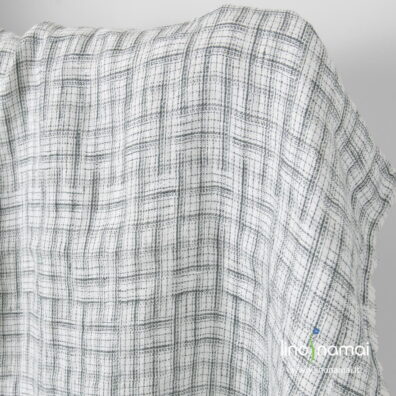 Pieno baltumo lininis audinys pilkų brūkšnelių raštu