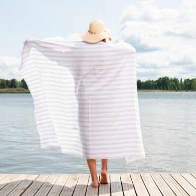 TOSCANA puslininis žalsvai dryžuotas paplūdimio rankšluostis iš minkšto, švelnaus, specialiai skalbto audinio