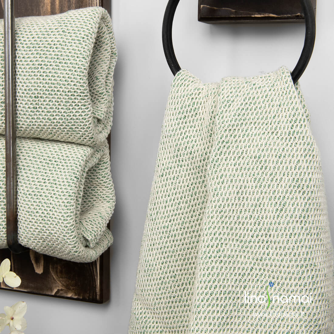 Minkštas, specialiai skalbtas puslininis žalias rankšluostis „korio“ raštu