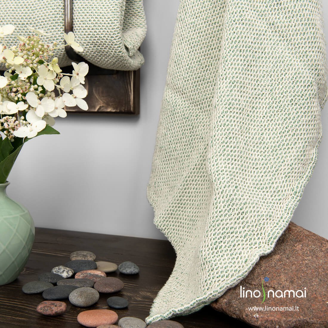Lino - medvilnės rankšluostis iš žalių ir baltų verpalų „korio“ raštu