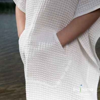 Baltas puslininis vaikiškas pončas su kišene priekyje