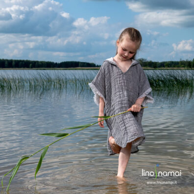 Pilkas lininis vaikiškas pončas su kutais ant rankovių