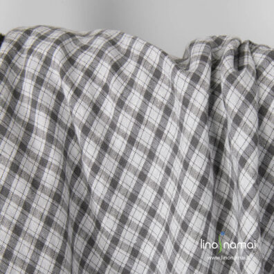 Lininis audinys pilkai rudais langeliais šviesiai pilkame fone, skalbtas