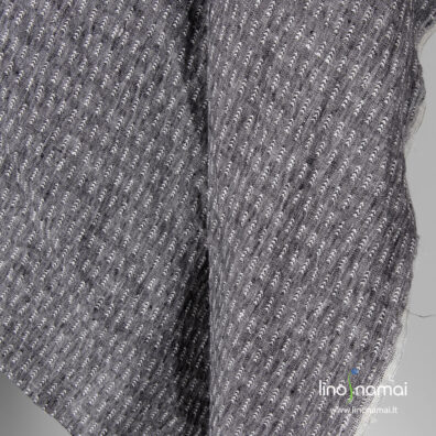 Lininis audinys su „strėlyčių“ raštu išaustas iš juodų ir baltų verpalų