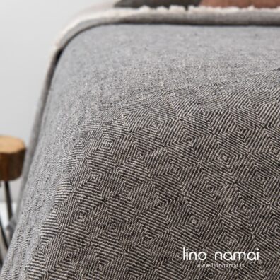 Lininė lovatiesė pilkais rombais