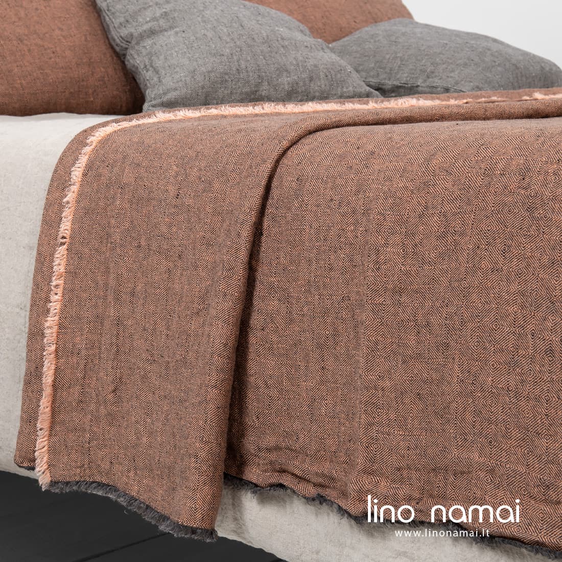 Lininė lovatiesė su rombų raštu
