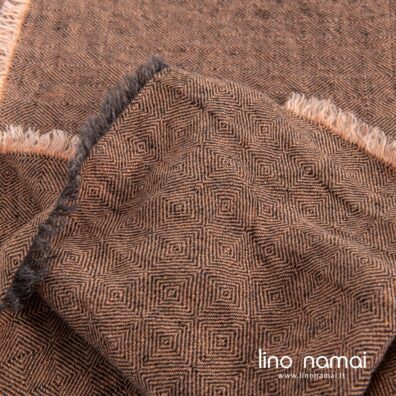 Lininė ruda raštuota lovatiesė su pešiotais kutais visose kraštinėse