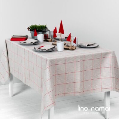 Puslininė staltiesė pilkais langučiais