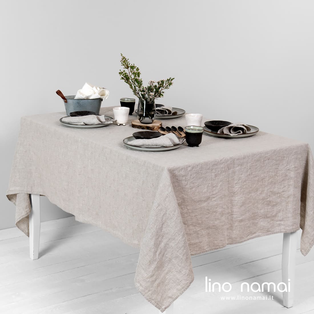 Lininė pilka staltiesė ažūriniais langeliais