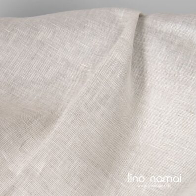 Platus lininis audinys rusvai pilkais ir pieno baltumo langeliais
