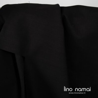 Puslininis juodas audinys