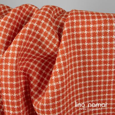 Lininis audinys raudonais ir pieno baltumo langeliais