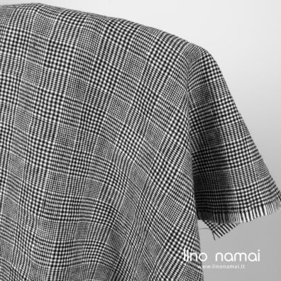 Juodai-baltai languotas lino - vilnos sudėties audinys, skalbtas