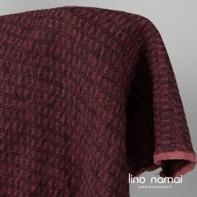 Melanžinis juodai raudonas lino audinys su įaustomis eglutėmis