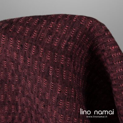 Minkštas specialiai skalbtas lino audinys iš juodų ir raudonų verpalų