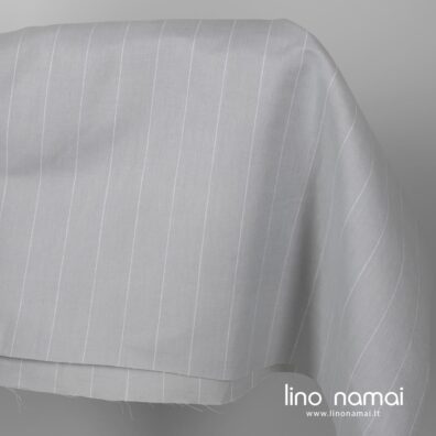 Platus šviesiai pilkas dryžuotas puslininis audinys