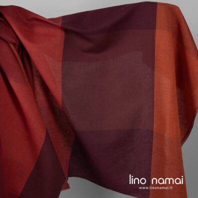 Platus puslininis audinys oranžinėmis, raudonomis juostomis