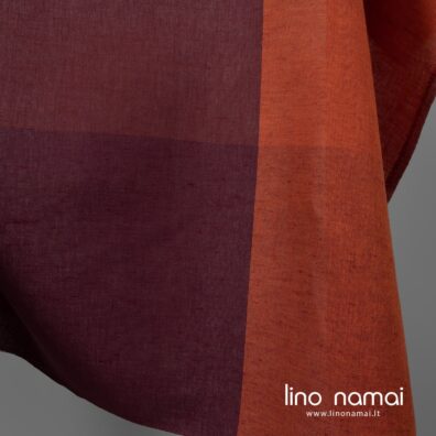 Lino - medvilnės audinys plačiomis tamsiai raudonomis ir oranžinėmis juostomis