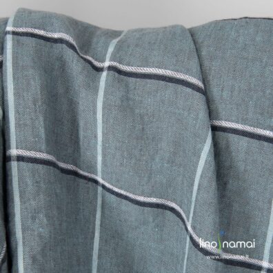 Žalsvų ir pilkų verpalų lino audinys dideliais baltais ir melsvai juodais langeliais