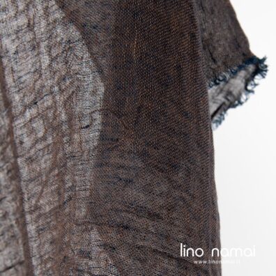 Lininis audinys iš rudų ir mėlynų verpalų