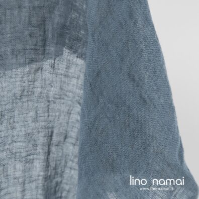 Lengvas, retas lino audinys iš pilkų ir melsvų verpalų
