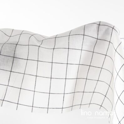 Lininis audinys juodais langeliais