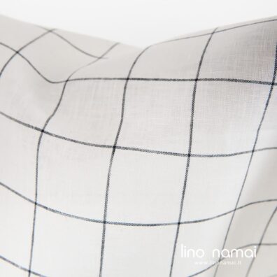 Lininis audinys juodais langeliais pieno baltumo fone