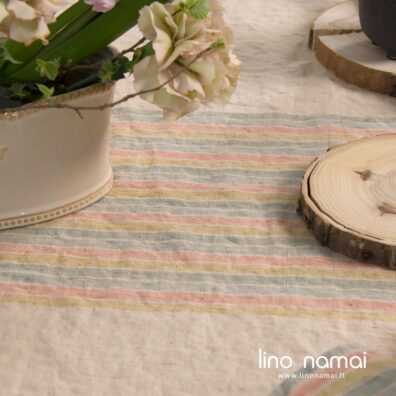 Lininės rusvos dryžuotos staltiesės audinys skalbtas specialiai, minkštas, švelnus