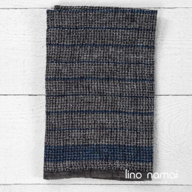 „Vaflinis“ juodas lino rankšluostis mėlynomis juostelėmis