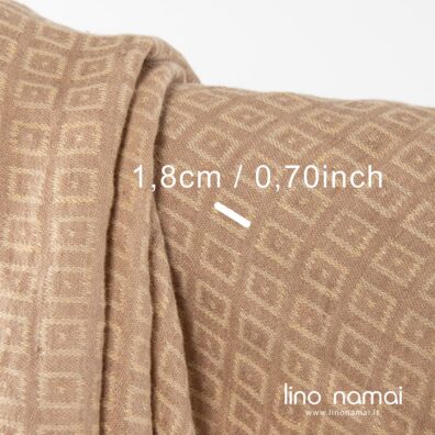 Specialiai skalbtas, minkštas, švelnus languotas gelsvai rusvas lininis audinys