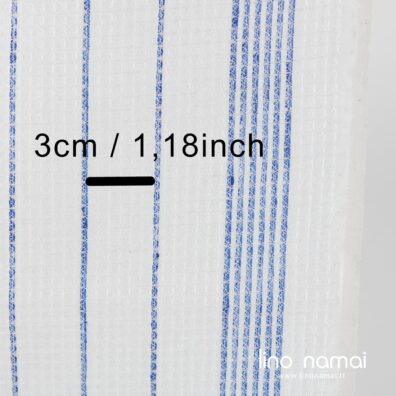 Baltas lininis rankšluostinis audinys „vaflinis“ mėlynai dryžuotas