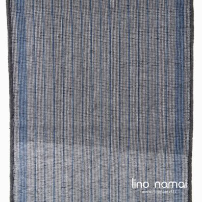 Juodas lininis audinys „vaflinis“ mėlynai dryžuotas