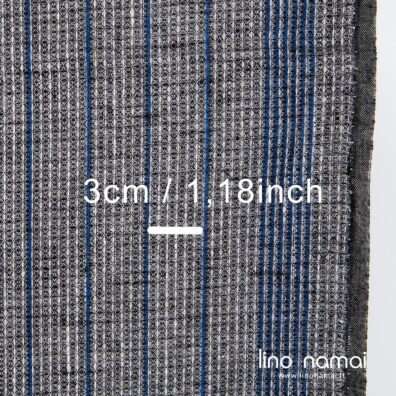 Juodai baltas melanžinis lininis audinys mėlynomis juostelėmis