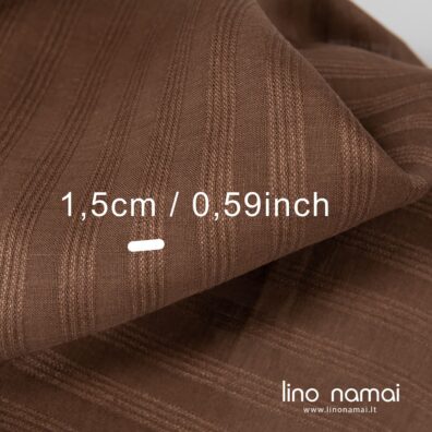 Rudas lininis audinys su horizontaliomis tankesnėmis juostelėmis