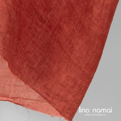 Tamsiai raudona dvipusio lininio audinio pusė