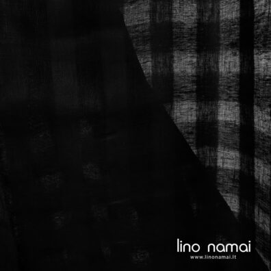 Juodas lino audinys retomis ir tankesnėmis juostomis, sudarančiomis langelius