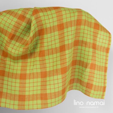 Lininis audinys žaliais, oranžiniais langeliais
