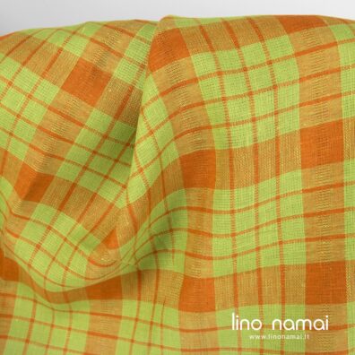 Šviesiai žalias lininis audinys oranžiniais langeliais
