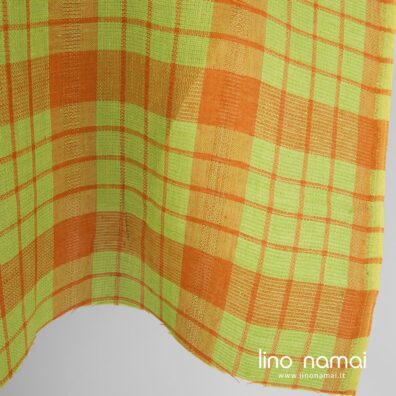 Lino audinys salotiniais ir oranžiniais langeliais tinka namų tekstilei siūti