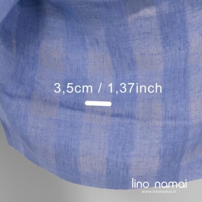 Mėlynas lininis audinys retomis ir tankesnėmis juostomis