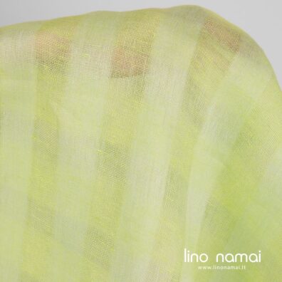 Šviesiai žalias lininis audinys tankiomis ir retesnėmis juostomis