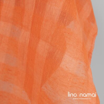 Lininis oranžinis audinys permatomomis ir tankesnėmis juostomis
