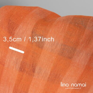 Retomis ir tankiomis juostelėmis austas oranžinis lininis audinys