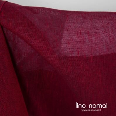 Permatomas lininis audinys iš ryškiai raudonų ir violetinių verpalų