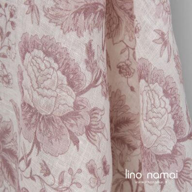 Permatomas lininis audinys su rausvomis gėlėmis baltame fone