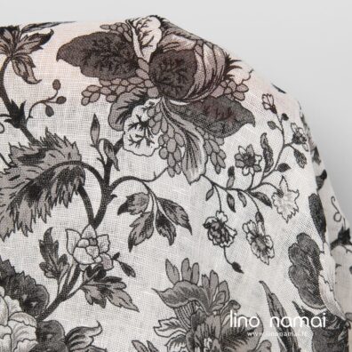 Lengvas retas lininis audinys juodomis gėlėmis