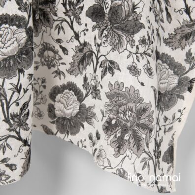 Lengvas retas lininis audinys juodomis gėlėmis tinka užuolaidoms, šalikams, skaroms siūti