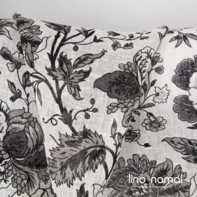 Permatomas baltas lino audinys su juodomis gėlėmis